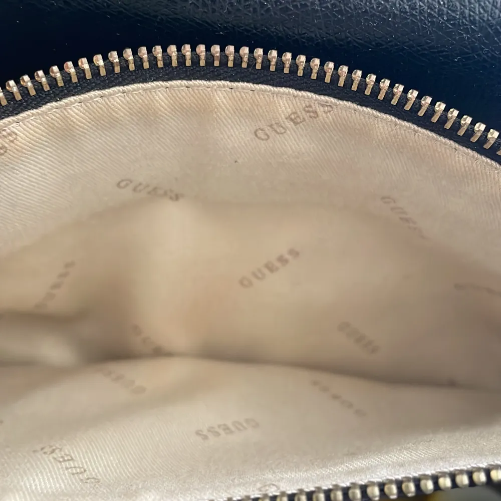 Super snygg guess väska som är en svart handbag. Ordinarie pris 5000,har använd den två gånger💖. Väskor.