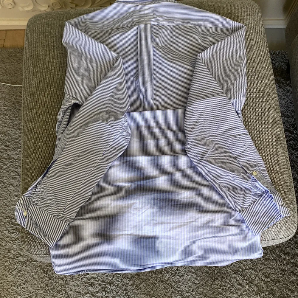 Säljer denna skitsnygga Ralph Lauren Skjortan i storlek S. Den är andvänd ungefär 7 gånger och tvättats 2. Inga lösa sömmar eller fula fläckar. Skriv gärna för mer frågor eller prisförslag.. Skjortor.