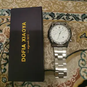 Hej Säljer den här klockan köpte för 2250 men ville inte för att jag gillar digitala klockor mer den är helt ny kom med frågor och erbjudanden de finns i Västerås och jag kan frakta. Mvh