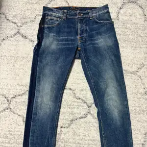 Säljer dessa nudie jeans i storlek L30 W32. Jätte fint skick och dem är relativt nya så inga tecken på användning eller slitage. Modell är slim/straight fit. Skriv om ni har funderingar.
