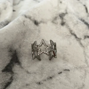 Ring - En ring som jag säljer för den kommer inte till andvändning. Tappat lite färg där bak och ringen är inte äkta. Justerbar. Hör av er innan köp💕