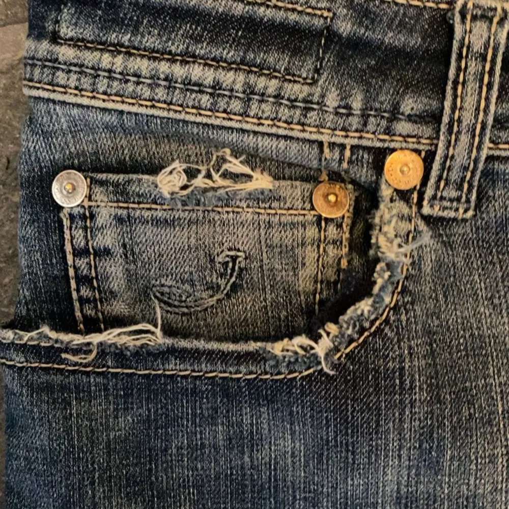 Säljer nu dessa unika och snygga Jacob Cohën jeans i modell 688. De är i perfekt skick bortsett från lite slitage vid fickorna. Nypris ca 5000kr. Hör gärna av er vid frågor eller funderingar 🙌 Priset går att diskutera!. Jeans & Byxor.