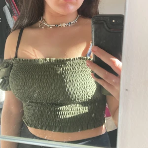 💚En grön aftershoulder💚 - en jätte fin aftershoulder grön jättefint på sommaren när man har en fin bränna🌞🌻 tillsammans med ett par jeans. Tröjan är ju perfekt för alla tillfällen till exempel midsommar födelsedagar grillfester väldigt Basic men väldigt fint samtidigt✨😊