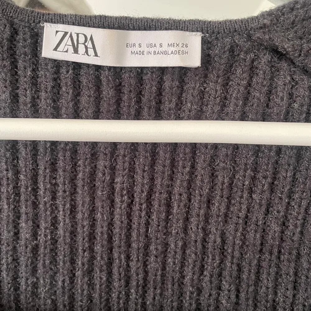 Säljer en mörkgrå stickad tröja från Zara. Den är croppad. I mycket fint skick. Stickat.