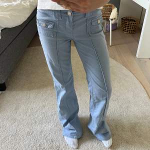 Säljer dessa trendiga jeans från hm / cargo byxor❤️💋🙌🏻