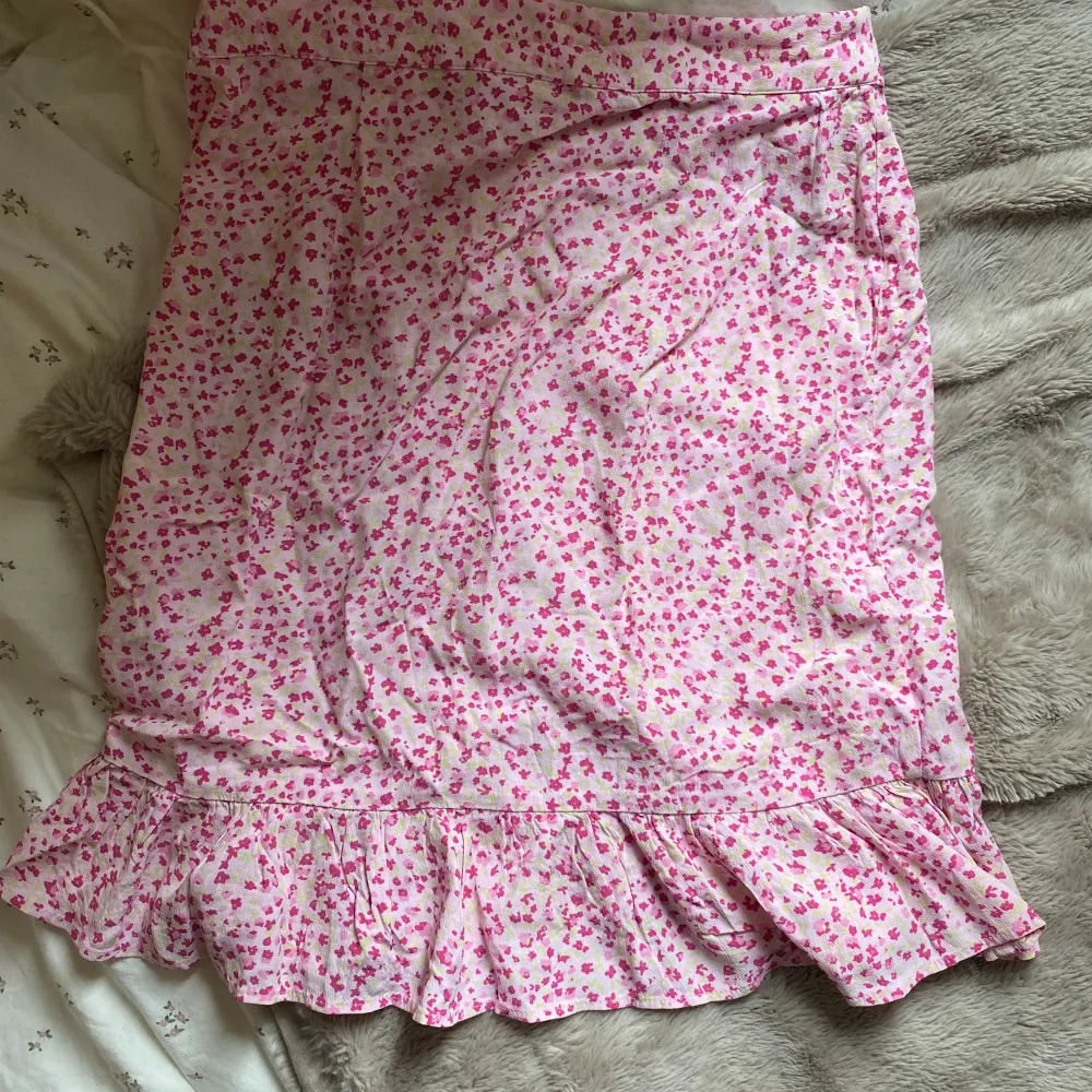 Fin blommig sommar kjol, tunt och luftigt tyg men inte genomskinligt, ny med prislapp kvar, säljer då den är lite stor på mig och inte kommer till användning . Kjolar.