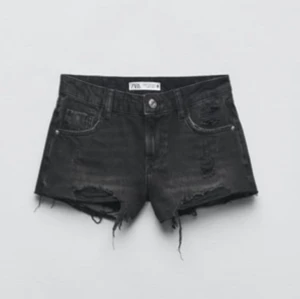 Low waist jeansshorts  - Säljer dessa lowrise shortsen med slitningar på från Zara med prislappar på (aldrig använda). 