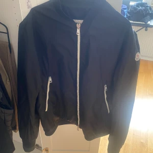 Moncler Jacka  - 10/10 condition, självklart äkta, går att scanna osv, kan lösa kvittot