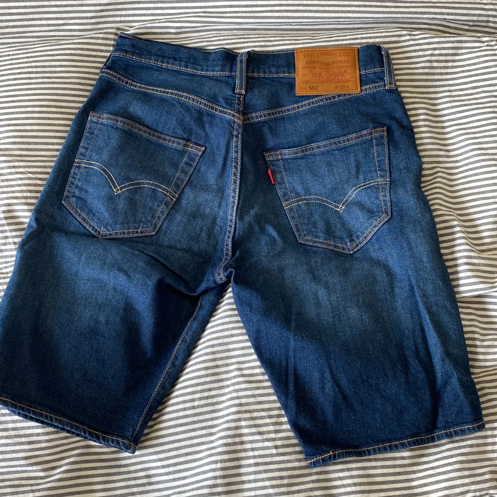 Levis 501 jeans shorts i väldigt bra skick. Stilrena till sommaren och passar till vad som helst. Storlek: W28. Shorts.