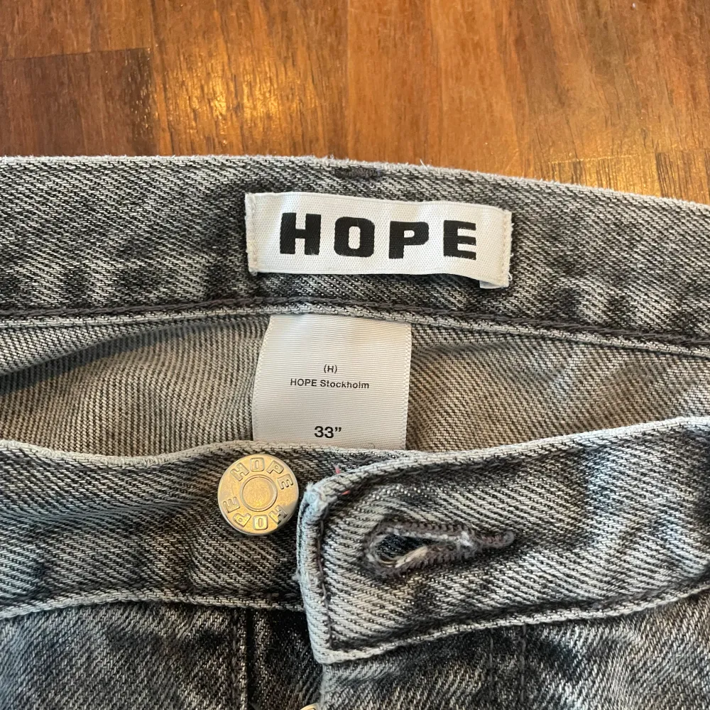 Säljer nu dessa väldigt populära gråa Hope jeans, då jag inte använt dem på väldigt länge!🙌 Skicket på jeansen är 7/10 då jag använt dem ganska mycket men ingenting som syns! Nypris på dem är c.a 2300  . Jeans & Byxor.