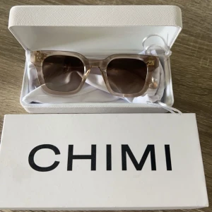 Chimi 04 ecru - Säljer mina helt oanvända chimi 04 ecru då dom inte kommer att komma till användning. Kartongen och boxen finns med. 