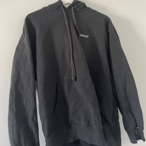 Levi’s hoodie. - Använd fåtal gånger, relativt fint skick.  Säljes för den inte används längre.  Storlek S 