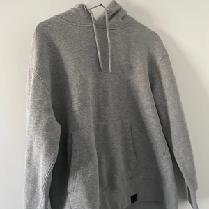 Pull & Bear hoodie - Knappt använd, fint skick.  Säljes då den är lite stor för mig.  Storlek M