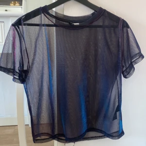 Genomskinlig t-shirt - Genomskinlig t-shirt i blå och rosa