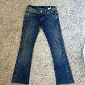 Säljer dessa ltb jeans pga hon jag köpte av gav fel mått och sa inte att dem hade av klippta ben, de är alltså mycket kortare än 25/34. Säljer dem väldigt billigt pga dom avklippta benen måtten är 35 cm i midjan och innerbens längd 73cm