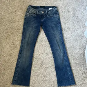 Säljer dessa ltb jeans pga hon jag köpte av gav fel mått och sa inte att dem hade av klippta ben, de är alltså mycket kortare än 25/34. Säljer dem väldigt billigt pga dom avklippta benen måtten är 35 cm i midjan och innerbens längd 73cm