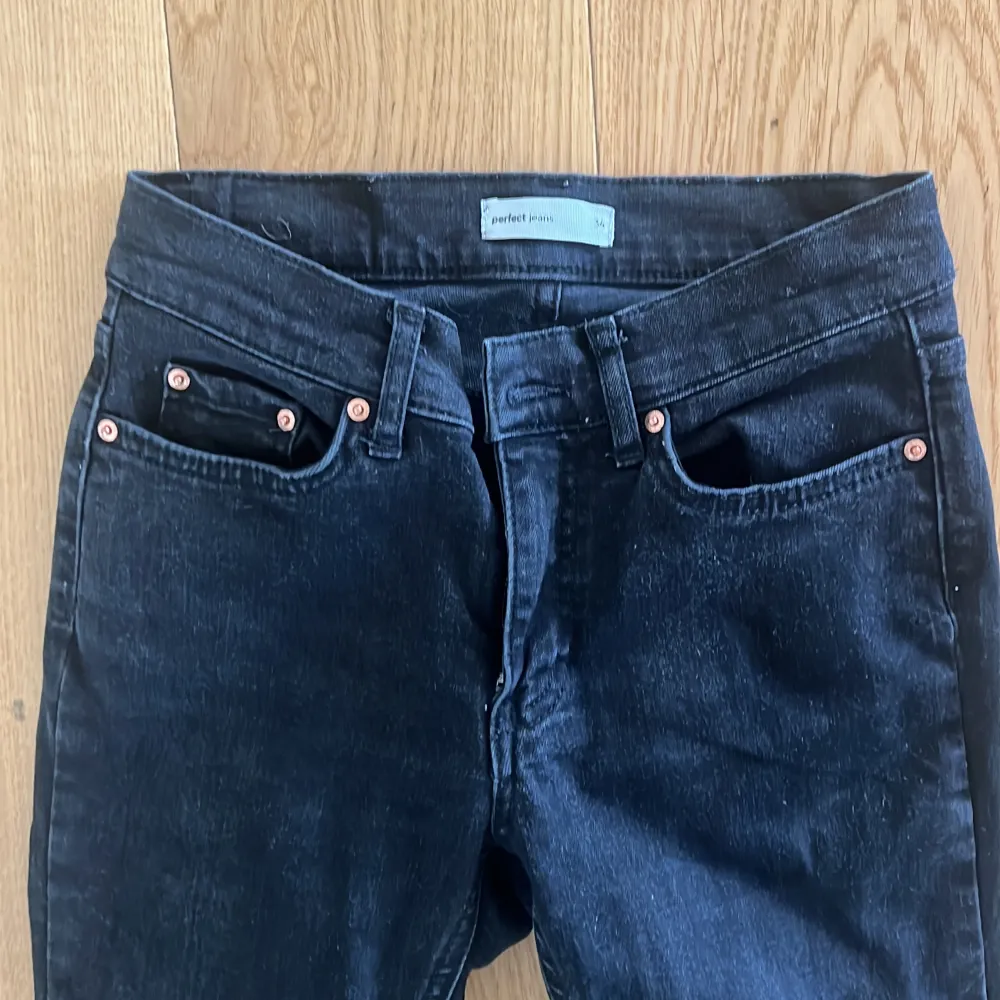 Svarta jeans från Gina tricot strl 34. Är i bra använt skick. Nypris 599kr . Jeans & Byxor.
