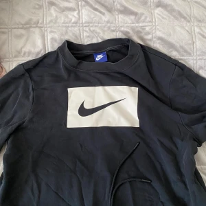Nike tröja - En svart Nike tröja från stadium. Den är i storlek M. Tröjan har band där nere så att man kan dra åt tröjan om man skulle vilja göra det. Den är i ganska bra skick. Pris går att diskutera