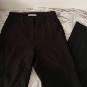 Kostymbyxor  - Ett par svarta kostymbyxor från only. De är i storlek 36/34. De är långa i benen och är i bra skick. Dessutom är de lite högmidjade.