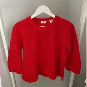Röd stickad tröja med kortare ärm, från Levis i storlek XS. Använd fåtal gånger så mycket bra skick!✨ Köparen står för frakten, kan mötas upp i Kalmar!