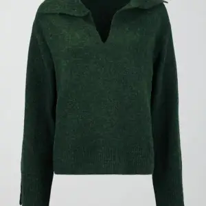 Jätte fin urringad stickad tröja, nyskick och använt fåtal gånger. Super fin  Emerald grön färg. Strl XS men passar även S. Nypris 400, mitt pris 200❤️