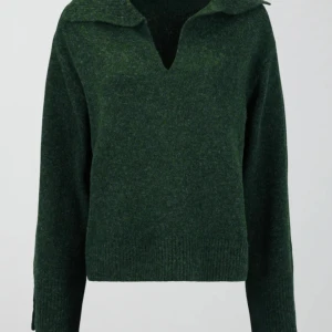 Stickad tröja - Jätte fin urringad stickad tröja, nyskick och använt fåtal gånger. Super fin  Emerald grön färg. Strl XS men passar även S. Nypris 400, mitt pris 200❤️