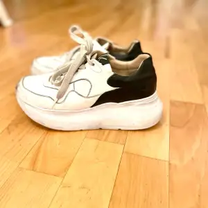 Vita sneakers Kobler storlek 38. Hög sula. Mycket sköna men slitna längstfram 