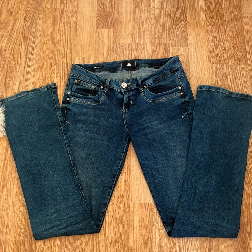 Ett par skit snygga ltb jeans som är lågmidjade och bootcut. Har använt ett fåtal gånger så det finns inga defekter eller slitningar på jeansen. Säljer för att de inte kommer till användning 😊 är långa på mig som är 168. . Jeans & Byxor.