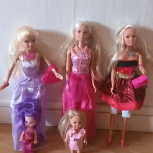 3 st vuxna barbie dockor med 2 mindre och massa tillbehör.  Skriver priset för allt men om man vill ha enstaka saker så får man skriva privat 