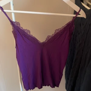 Spetslinne - Lila spetslinne i topp skick. Har två likadana i storlekarna S och M, det är bara att skriva vilken storlek ni önskar! :)