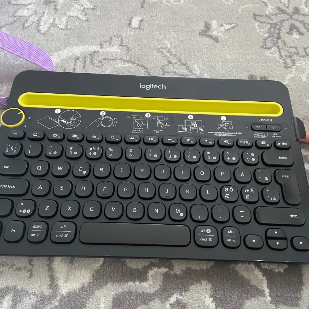 Keyboard för iPad som ansluter med bluetooth . Övrigt.