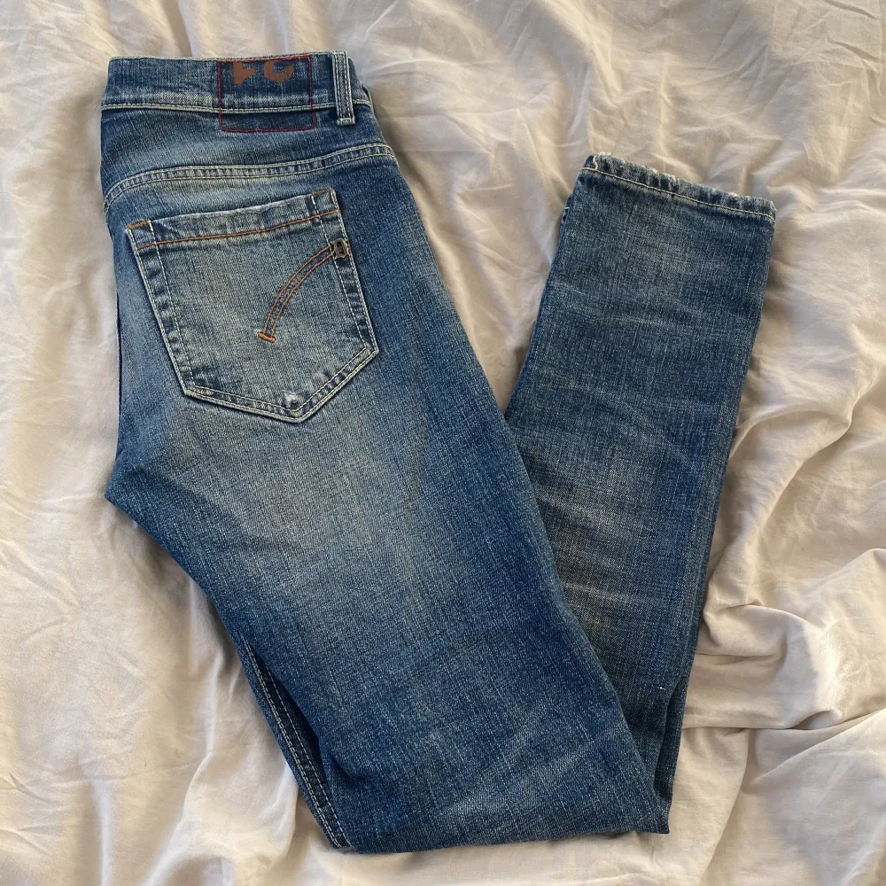 Tjena säljer nu mina Dondup jeans i storlek 31. Jeansen är i mycket bra skick och med snygga slitningar. Passar dig med 30-31 i midja och är mellan 170 till 185.. Jeans & Byxor.