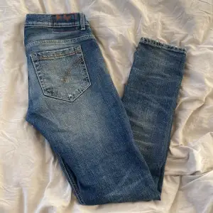 Tjena säljer nu mina Dondup jeans i storlek 31. Jeansen är i mycket bra skick och med snygga slitningar. Passar dig med 30-31 i midja och är mellan 170 till 185.