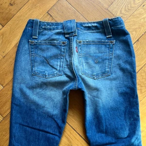 J-24C03 - Lågmidjade jeans från Levi’s i modellen 520 Too superlow. Mått i cm: midja: 34, gren: 17 & Innerben: 81. Står ingen storlek men uppskattar till xs (se mått).