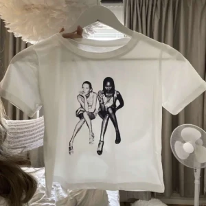 T-shirt  - Säljer nu denna jättefina korta tröjan med tryck, som är helt oanvänd. Hör av er vid eventuella frågor!💗