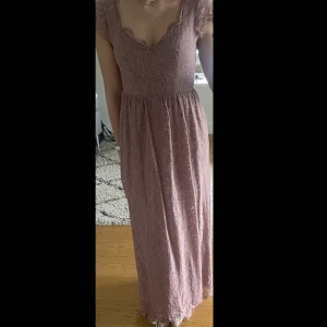 Dry lake långklänning - Använts en gång till val, så i väldigt bra skick! Strl xs men passar även S. Passar perfekt i längden o är 163 + klackar