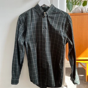 Mörkgrön flenellskjorta  - Använd endast fåtal gånger  Storlek M