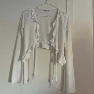 Kofta - Säljer denna fina vita volang koftan från bershka i storlek xs. Endast använd ett fåtal gånger så den är som ny💕