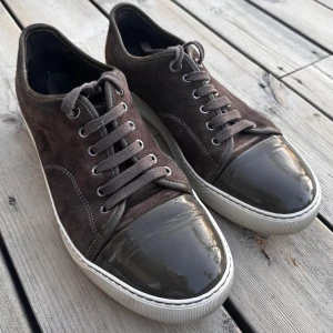 Bruna lanvins - Riktigt snygga lanvins som passar till allt! Köptes för 3000 kronor här på plick men har använts ett tag så mitt pris är 2100🔥 Skorna är i riktigt fint skick! Inga skador på Captoe. (Bara skorna följer med)Skriv om ni vill ha fler bilder🤩Storlek Uk 7