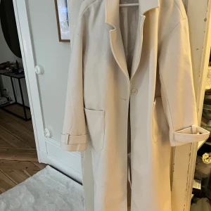 Vit kappa - Lång vit kappa från Nakd, använd max en handfull gånger!