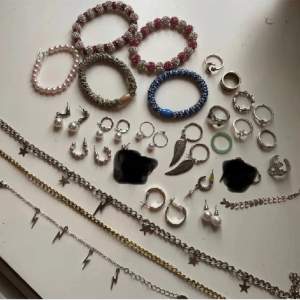 Massvis med smycken som jag inte använder och vill bli av med! Alla smycken kostar 25kr st!! Köp gärna flera smycken samtidigt!!🥰 våga ställa frågor och hör gärna av er!😘❤️  köp 4 st smycken och få ett till gratis!!!!🥰