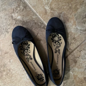 ballerinas  - mörkblå ballerinas. 