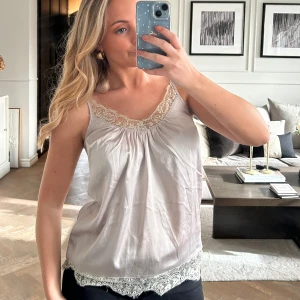 Sidentopp med spets - Köpt i Köpenhamn och endast använt 1-2 ggr. Vääääldigt ljust lila/grått