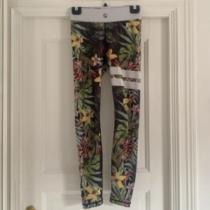 Stronger Tights - Stronger tight!  Modell; vietnam Storlek Small! Eftersom det är träningsbyxor så är dom stretchiga i materialet vilket gör att det även passar storlek M! 