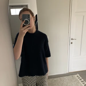 Stickad trekvartsärmad tröja - Supertrendig fin stickad tröja från Ginatricot som är mörkblå💗 Har använt den endast 2 gånger så är som ny! Skriv privat om ni undrar något❤️