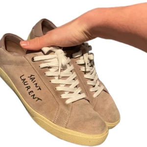 Saint Laurent skor  - Nu säljer vi dessa riktigt snygga Saint Laurent skorna som jag köpte i saint sropez förra sommaren passar inte mig längre allt og finns