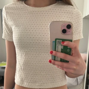 Topp - En cool topp med hål som gör en vanlig vit t-shirt lite roligare💞💞