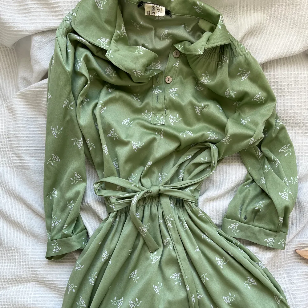 Lång grön klänning med knytning i midjan. Klänningar.