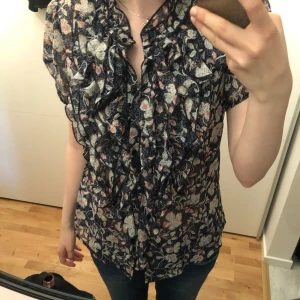 Blommig blus - Jättefin blus från Saint tropez i storlek S som jag säljer då den inte kommer till någon användning längre💞