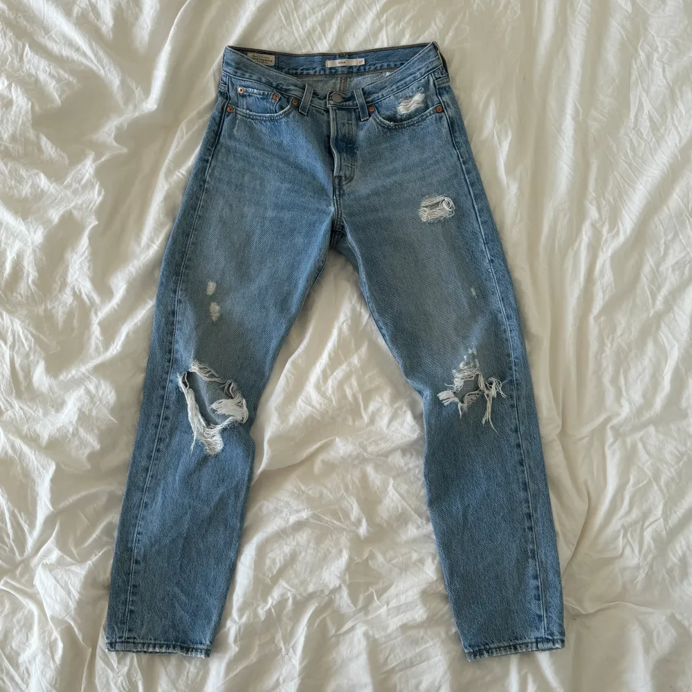 Levi’s Wedgie Jeans’s 💙 Köpt i USA, haft på många gånger 🫶🏼 Storlek: W27 men skulle passa W26 nu (XXS-XS, Kanske S)  Pris: 300kr . Jeans & Byxor.